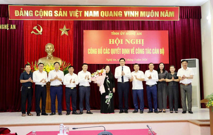 Ban Thường vụ Đảng ủy xã Kim Liên tặng hoa chúc mừng bà Nguyễn Thị Phương Thúy.