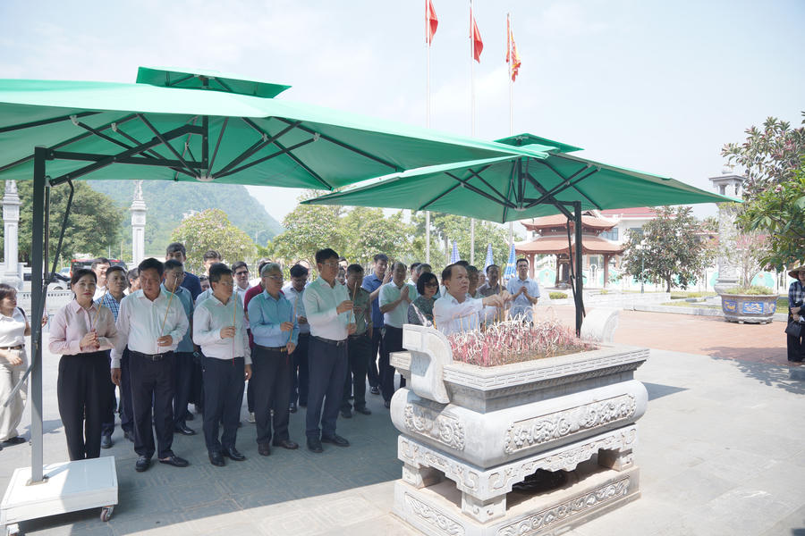 Đoàn đại biểu Bộ Tư pháp tới dâng hương, tưởng niệm và tri ân công lao to lớn của Chủ tịch Hồ Chí Minh cùng các cán bộ tiền bối cách mạng. Ảnh: Đức Mạnh.