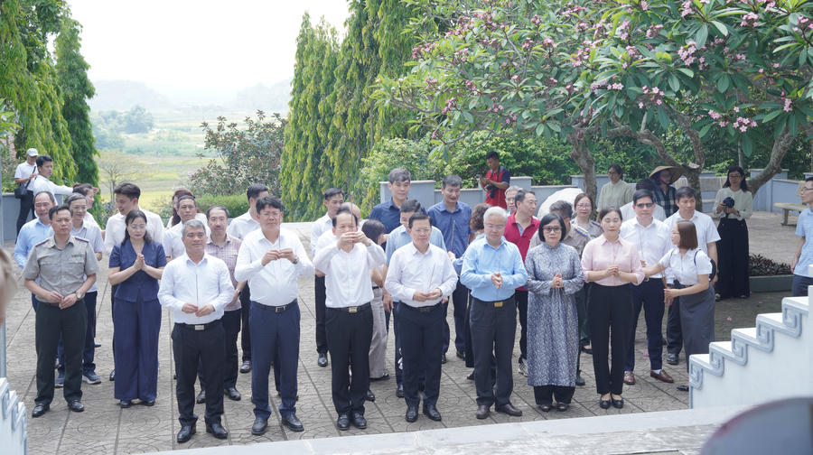 Đoàn đại biểu dâng hương, tưởng niệm và tri ân công lao to lớn của các cán bộ tiền bối Bộ Tư pháp. Ảnh: Đức Mạnh.
