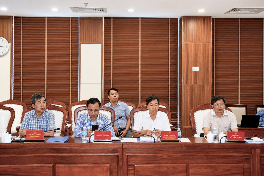 Lãnh đạo Sở Xây dựng cùng chủ đầu tư dự án tại buổi làm việc.