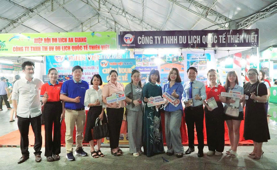 Đại biểu chụp ảnh lưu niệm tại sự kiện.