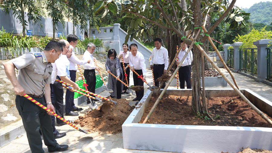 Bộ trưởng Hoàng Thanh Tùng và đoàn đại biểu trồng cây lưu niệm tại Khu di tích lịch sử Bộ Tư pháp. Ảnh: Đức Mạnh.