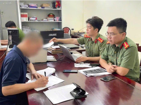 Trường hợp vi phạm thừa nhận hành vi, tự giác gỡ bỏ các nội dung vi phạm trên mạng xã hội và cam kết không tái phạm. Ảnh Công an Phú Thọ