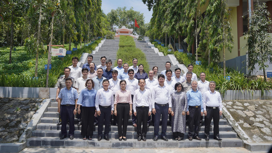 Đoàn đại biểu Bộ Tư pháp chụp hình lưu niệm chuyến hành trình về nguồn. Ảnh: Đức Mạnh.