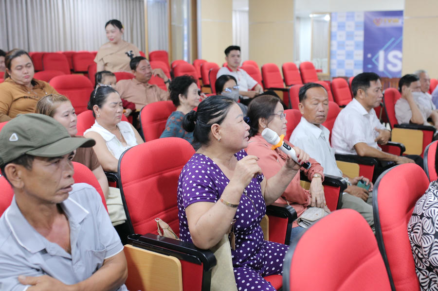 Người dân đặt câu hỏi và trao đổi trực tiếp cùng BS.CKI Trần Quỳnh An về các vấn đề sức khỏe tim mạch.