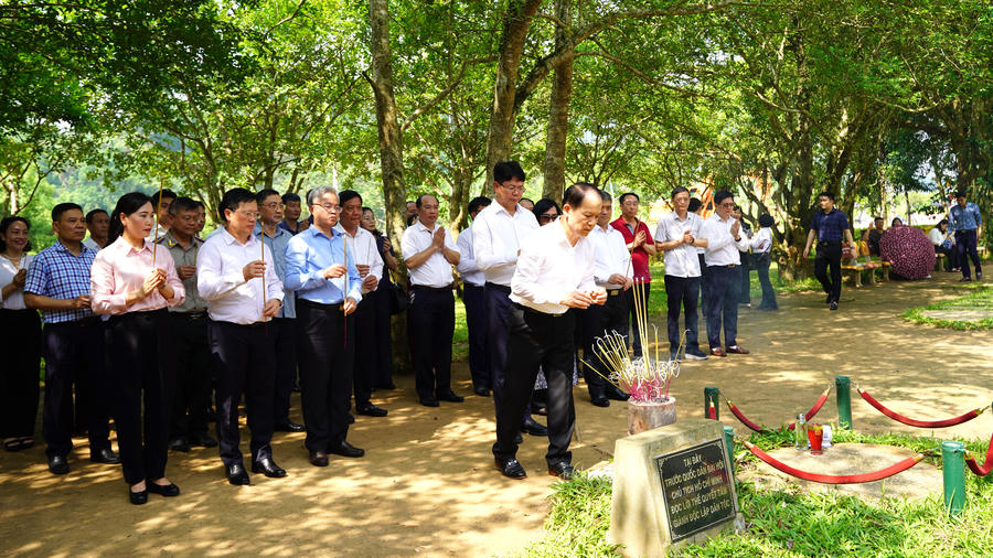Đoàn đại biểu Bộ Tư pháp dâng hương tại đình Tân Trào. Ảnh: Đức Mạnh.