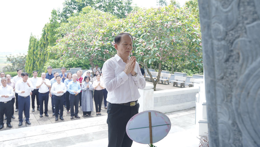 Đoàn đại biểu dâng hương, tưởng niệm và tri ân công lao to lớn của các cán bộ tiền bối Bộ Tư pháp. Ảnh: Đức Mạnh.