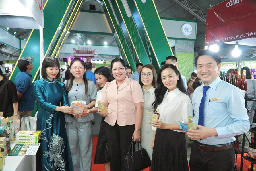 Đại biểu tham quan các gian hàng OCOP.