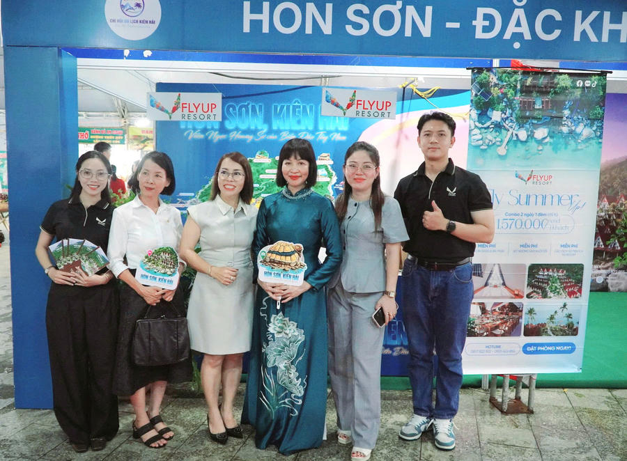 Đại biểu chụp ảnh lưu niệm tại sự kiện.