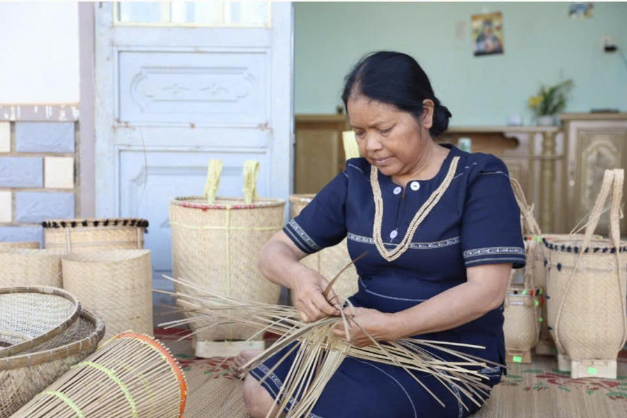 Bà Ka Ếp ở thôn Duệ, xã Bảo Thuận giữ nghề đan truyền thống. Ảnh: Báo Lâm Đồng