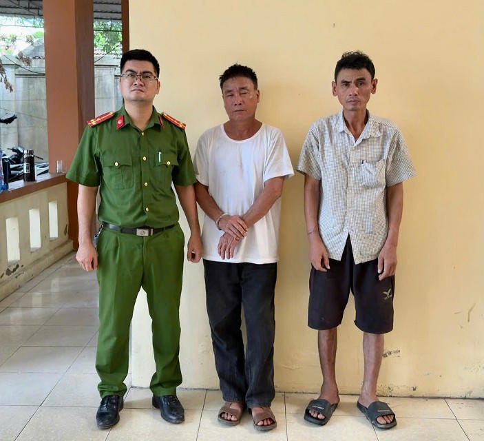 Hai đối tượng tại cơ quan Công an - Ảnh Công an Nghệ An.