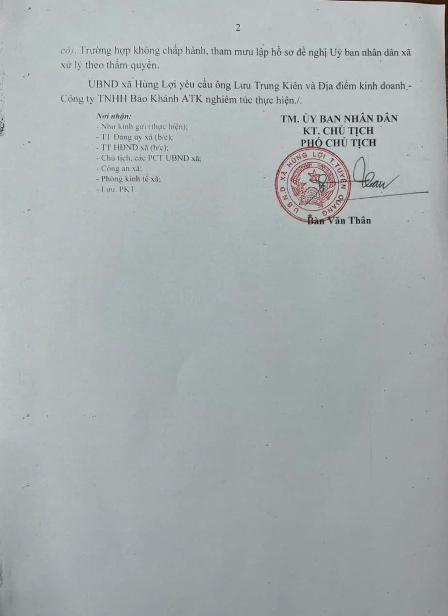 Thông báo dừng hoạt động xưởng chế biến gỗ của ông Lưu Trung Kiên do ông Bàn Văn Thân, Phó Chủ tịch UBND Hùng Lợi ký ban hành&nbsp;sau phản ánh của Báo Pháp luật Việt Nam. (Ảnh Phó chủ tịch UBND xã Hùng Lợi cung cấp).