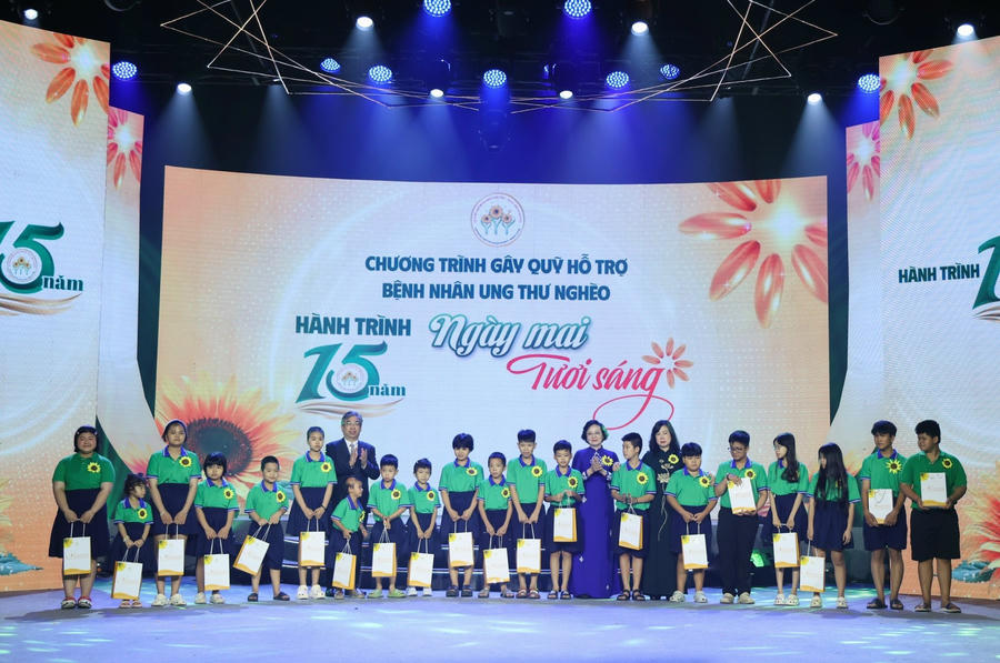 Phó Thủ tướng Chính phủ Phạm Thị Thanh Trà, Bộ trưởng Bộ Y tế Đào Hồng Lan và Phó Bí thư Thành ủy Nguyễn Phước Lộc trao tặng quà cho các bệnh nhi ung thư. (Ảnh: Cổng TTĐT TP HCM)