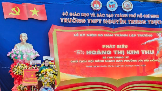 Bà Hoàng Thị Kim Thu - Bí thư Đảng ủy, Chủ tịch HĐND phường An Hội Đông chia sẻ cảm xúc khi trở về mái trường xưa.
