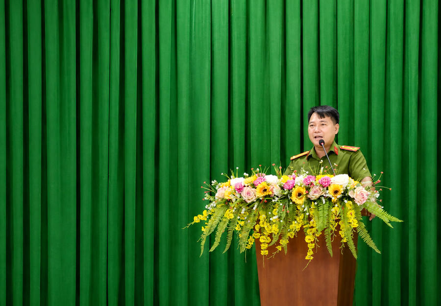 Thượng tá Lê Quốc Cường - Phó Trưởng phòng Cảnh sát QLHC về TTXH, Công an tỉnh Cà Mau hướng dẫn người dân xã Phong Thạnh sử dụng tài khoản định danh điện tử mức độ 2 trên ứng dụng VNeID.