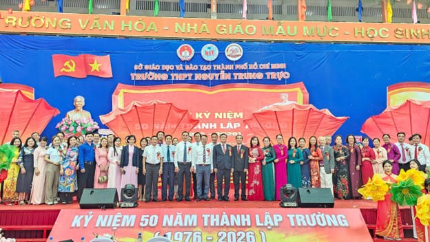 Các thế hệ lãnh đạo, giáo viên nhà trường chụp hình lưu niệm cùng lãnh đạo Sở GD &ĐT, phường An Hội Đông và các đại biểu.