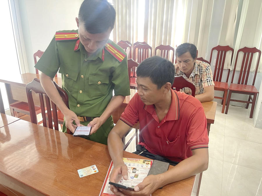 Lực lượng Công an trực tiếp hướng dẫn người dân sử dụng tài khoản định danh điện tử mức độ 2 trên ứng dụng VNeID.