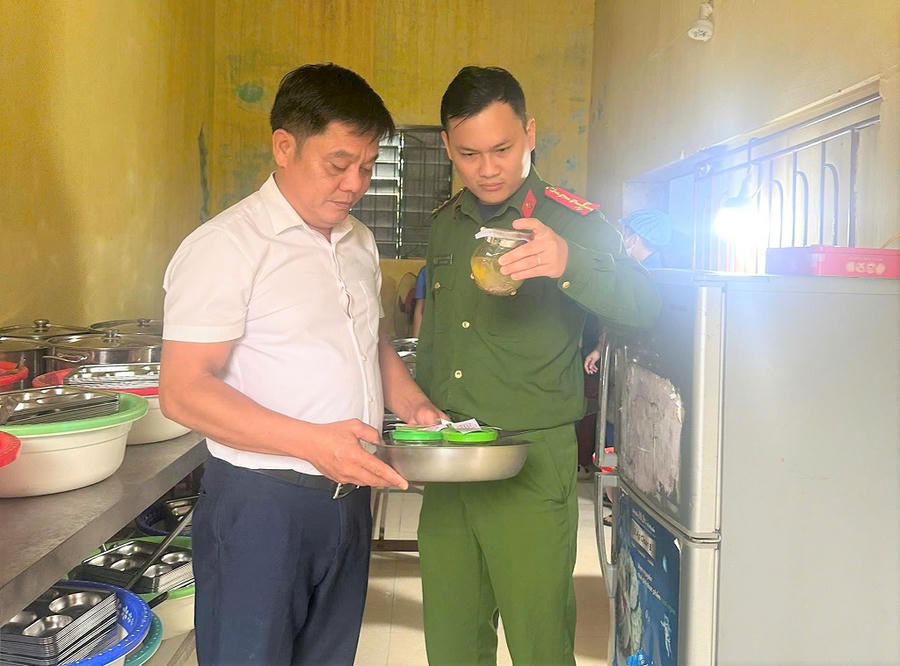 Công an xã Trung Lộc (Nghệ An) tăng cường kiểm tra vệ sinh an toàn thực phẩm trên địa bàn - Ảnh Công an Nghệ An.