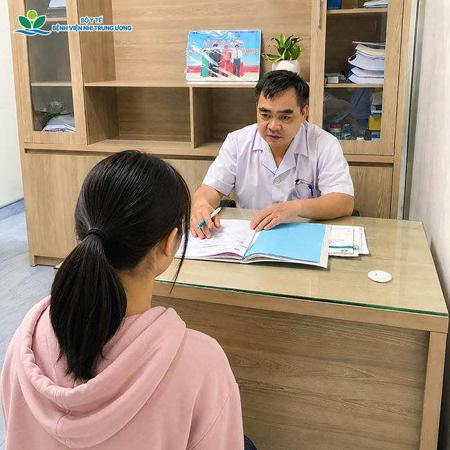 PGS.TS Ngô Anh Vinh tư vấn tâm lý cho một trẻ rối loạn lo âu.