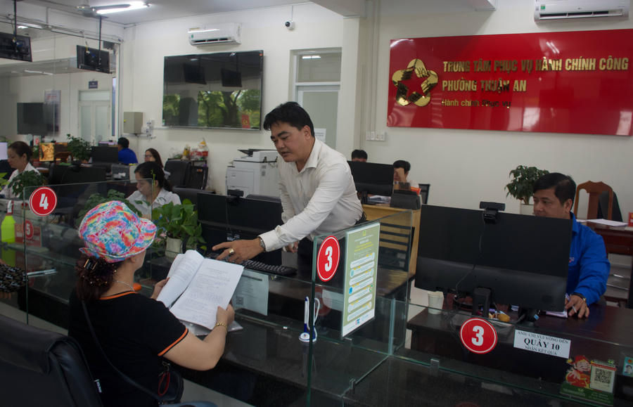 Tại phường Thuận An, Trung tâm Phục vụ hành chính công cũng ghi nhận sự chuyển biến rõ rệt chỉ sau một năm hoạt động theo mô hình mới,&nbsp;chỉ số hài lòng của người dân đạt 100%.