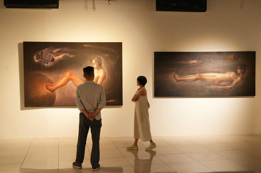 Thật khó rời mắt khỏi tranh của Phạm Anh
