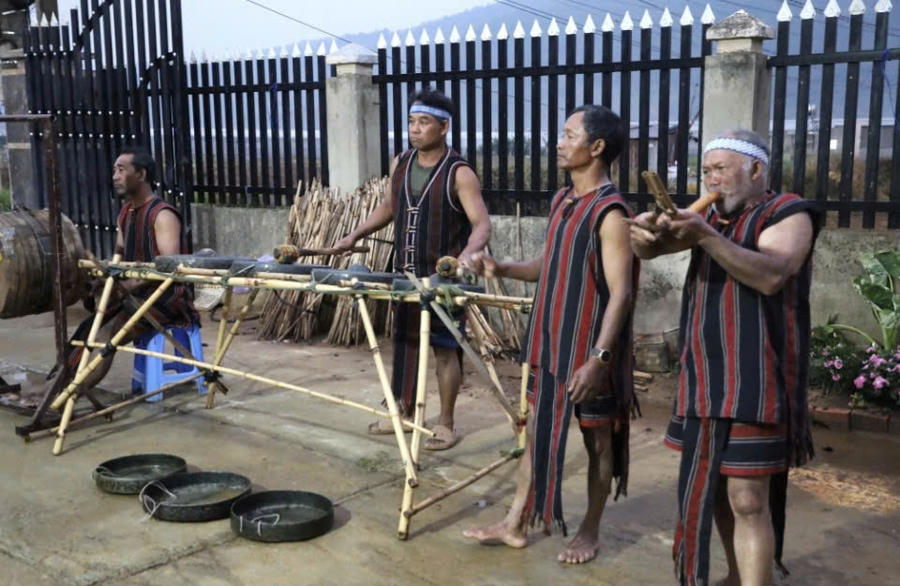 Đội cồng chiêng của thôn hiện có khoảng 17 thành viên với nhiều bạn trẻ tham gia tập luyện. Ảnh: Báo Lâm Đồng
