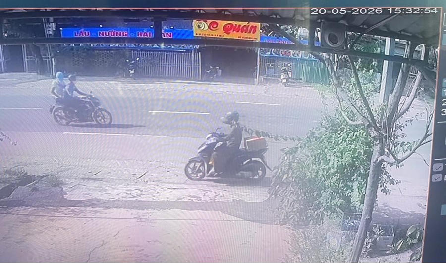 Sau khi gây tai nạn, đối tượng điều khiển xe rời khỏi hiện trường - Ảnh cắt từ video.