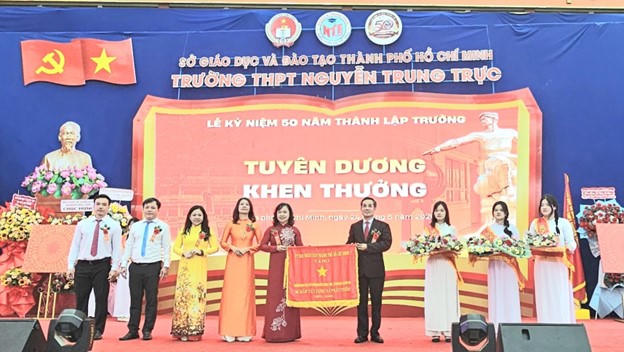 Trường THPT Nguyễn Trung Trực vinh dự được UBND TP HCM tặng Cờ truyền thống 50 năm Xây dựng và Phát triển.