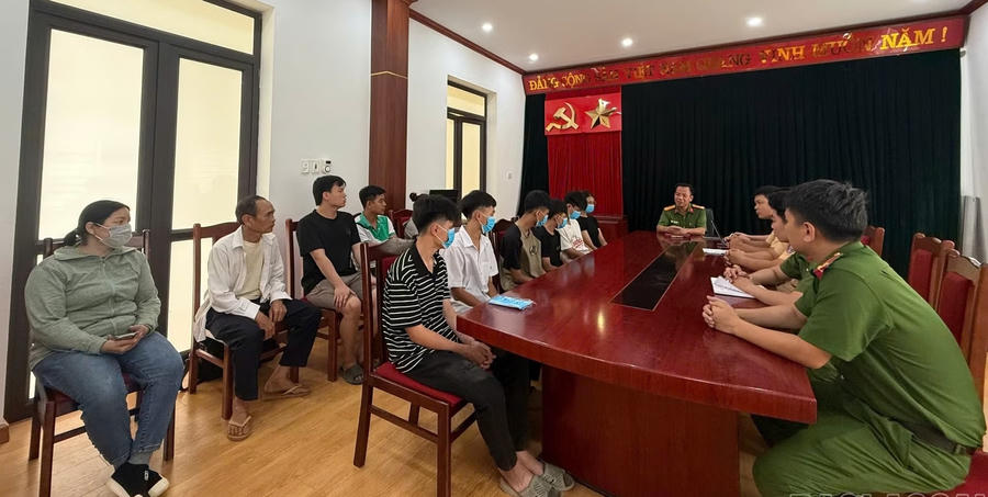Công an xã Văn Bàn và Phòng Cảnh sát giao thông Công an tỉnh làm việc với học sinh vi phạm và cha mẹ các em. (Ảnh: Báo Lào Cai).