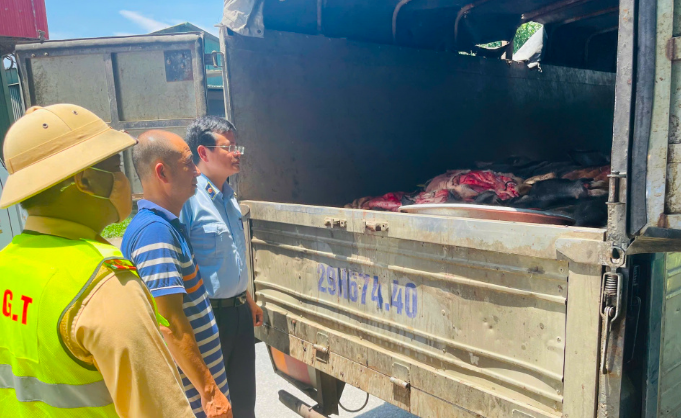 Lực lượng chức năng tiến hành kiểm tra phát hiện xe tải chở hơn 4.000kg mỡ, da động vật không rõ nguồn gốc, bốc mùi hôi thối đang trên đường đi tiêu thụ.