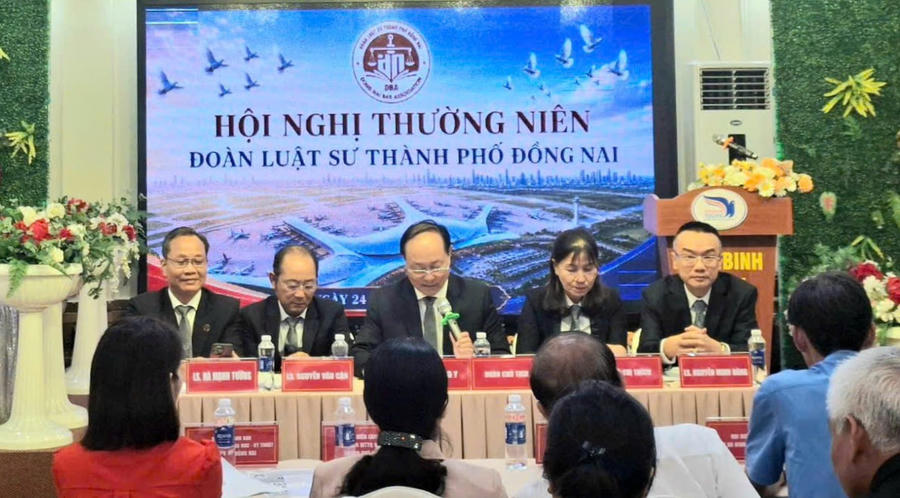 Ban Chủ nhiệm Đoàn Luật sư TP Đồng Nai điều hành hội nghị. Ban Chủ nhiệm Đoàn Luật sư TP Đồng Nai điều hành hội nghị.