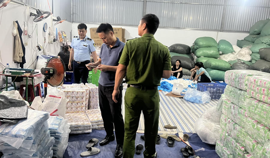 Cơ quan chức năng tỉnh Hưng Yên triệt phá cơ sở sản xuất băng vệ sinh giả với quy mô lớn. Ảnh: QLTT HY