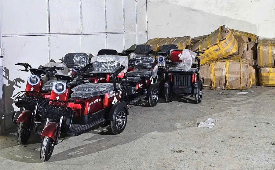 Kho tập kết hàng trăm xe điện ba bánh không rõ nguồn gốc bị lực lượng chức năng phát hiện và thu giữ. Ảnh: Công an Thanh Hóa.