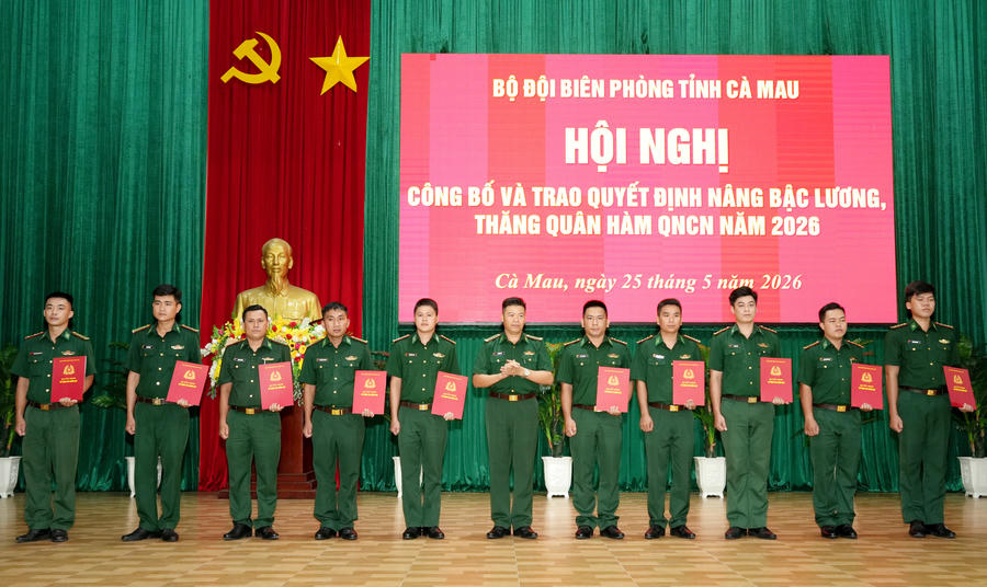 Đại tá Lê Đình Sơn - Phó Chỉ huy trưởng, Tham mưu trưởng Ban Chỉ huy BĐBP tỉnh Cà Mau, đại biểu HĐND tỉnh trao quyết định thăng quân hàm cho quân nhân cấp Đại úy.