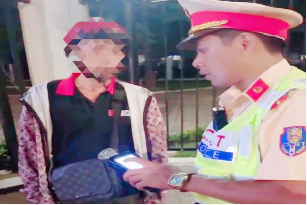 Lực lượng CSGT kiểm tra các trường hợp sử dụng rượu bia nhưng vẫn điều khiển phương tiện tham gia giao thông.