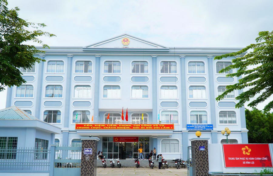 Trung tâm Phục vụ hành chính công xã Vĩnh Lợi, đặt tại ấp Xẻo Chích, phục vụ nhu cầu giải quyết thủ tục hành chính cho người dân địa phương.