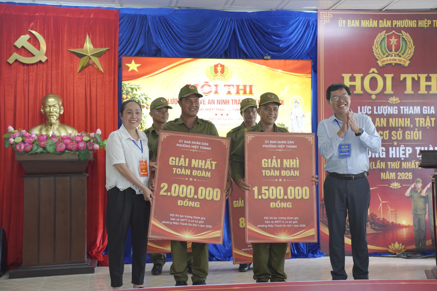 Bà Đỗ Ái Lanh - Phó Chủ tịch UBND phường Hiệp Thành và ông Hồ Tấn Lộc - Phó Giám đốc Báo và Phát thanh, Truyền hình Cà Mau trao giải Nhất, Nhì toàn đoàn cho các đội thi.