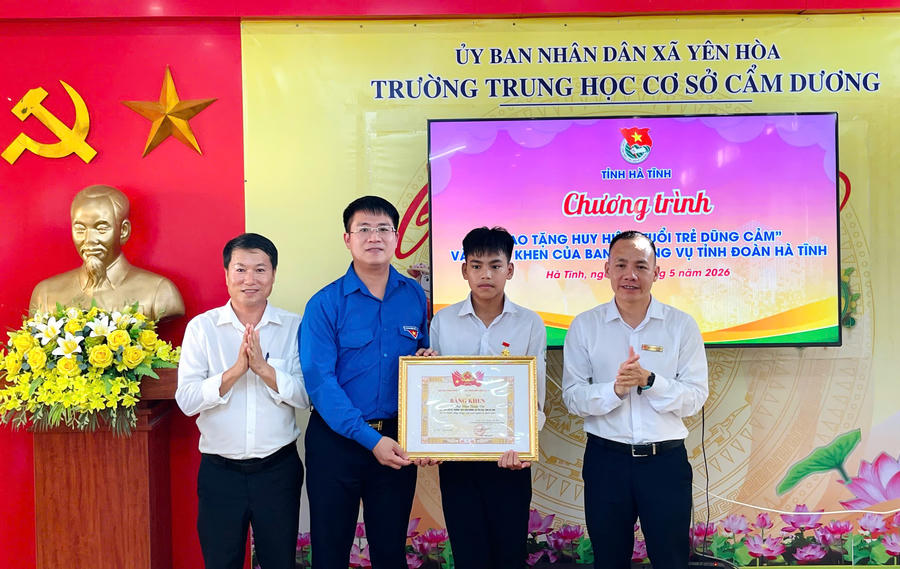Lãnh đạo Tỉnh đoàn Hà Tĩnh trao Bằng khen cho em Chu Văn Tuấn Vũ.