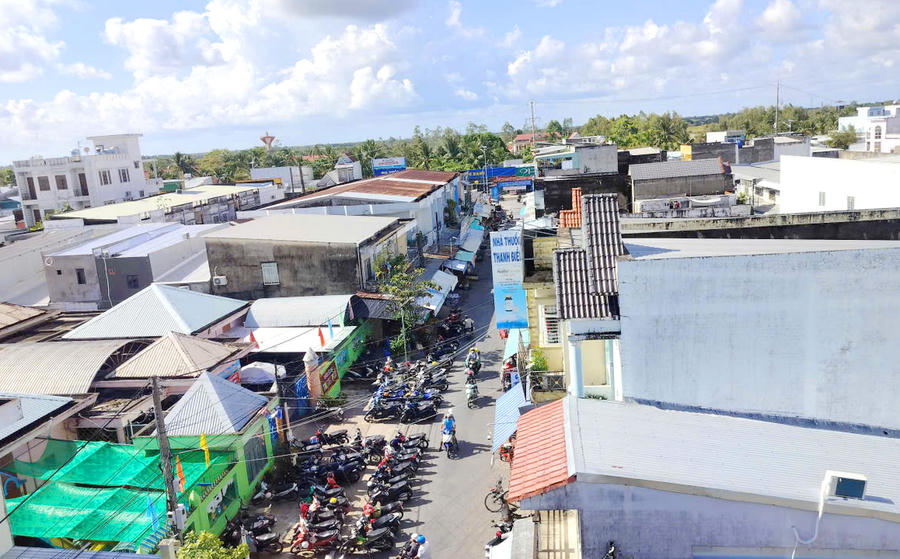 Một góc chợ Nhà Phấn, thuộc ấp Sở Tại, xã Lương Thế Trân, góp phần thúc đẩy phát triển thương mại – dịch vụ, nâng cao đời sống người dân địa phương (ảnh chụp từ trên cao).