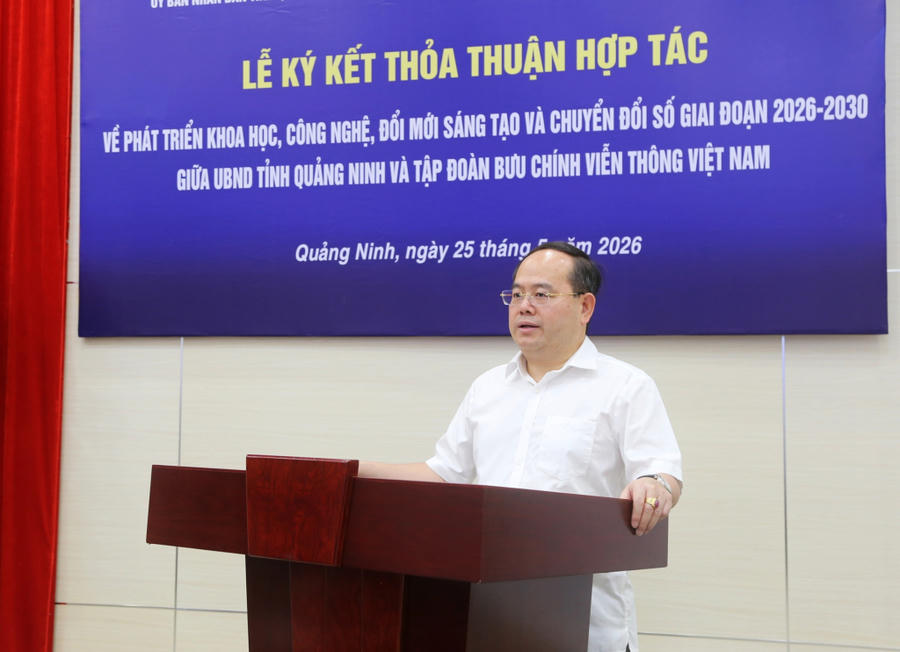 Ông Quản Minh Cường, Ủy viên Trung ương Đảng, Bí thư Tỉnh ủy, Trưởng Đoàn ĐBQH tỉnh phát biểu tại lễ ký kết.