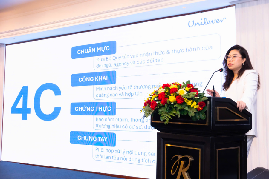 Bà Tạ Thu Hương, Giám đốc Truyền thông và Quảng cáo kỹ thuật số Unilever Việt Nam chia sẻ mô hình “4C” tại Hội nghị