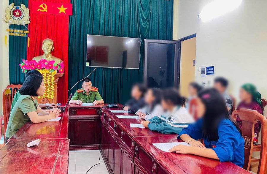Công an cơ sở đã vận động, giải thích cho các em học sinh hiểu rõ các hành vi, thủ đoạn lừa đảo đi làm xa trên không gian mạng. (Ảnh: Công an Tuyên Quang).