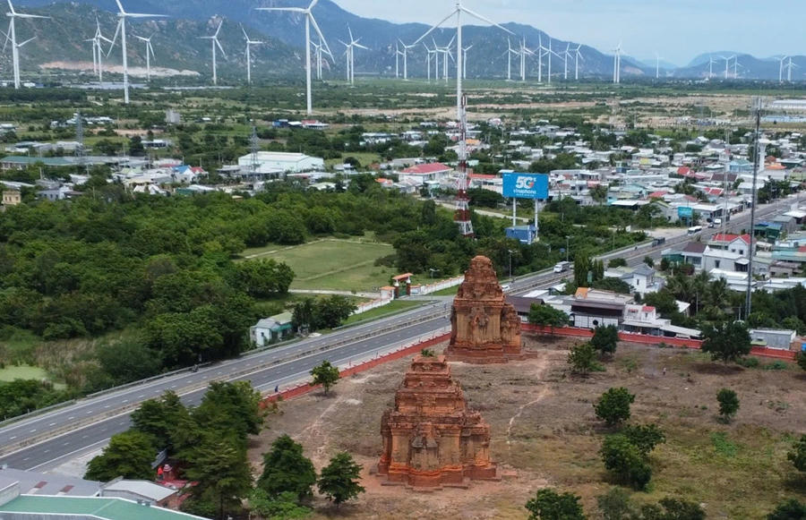 Di tích quốc gia đặc biệt Tháp Hòa Lai, xã Thuận Bắc. Ảnh: Minh Khuê