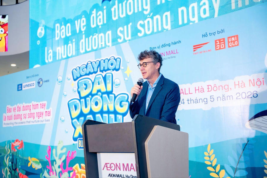 Ông Jonathan Wallace Baker.