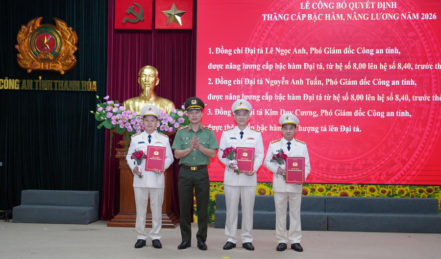 Giám đốc Công an tỉnh trao Quyết định của Bộ trưởng Bộ Công an cho 3 Phó Giám đốc được thăng cấp bậc hàm, nâng bậc lương. (Ảnh: CATH)