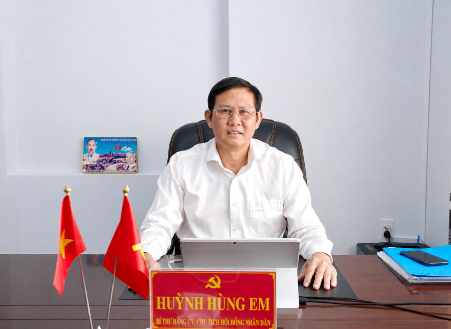 Ông Huỳnh Hùng Em – Bí thư Đảng uỷ, Chủ tịch HĐND xã Lương Thế Trân trao đổi với phóng viên về định hướng phát triển địa phương sau sắp xếp đơn vị hành chính.