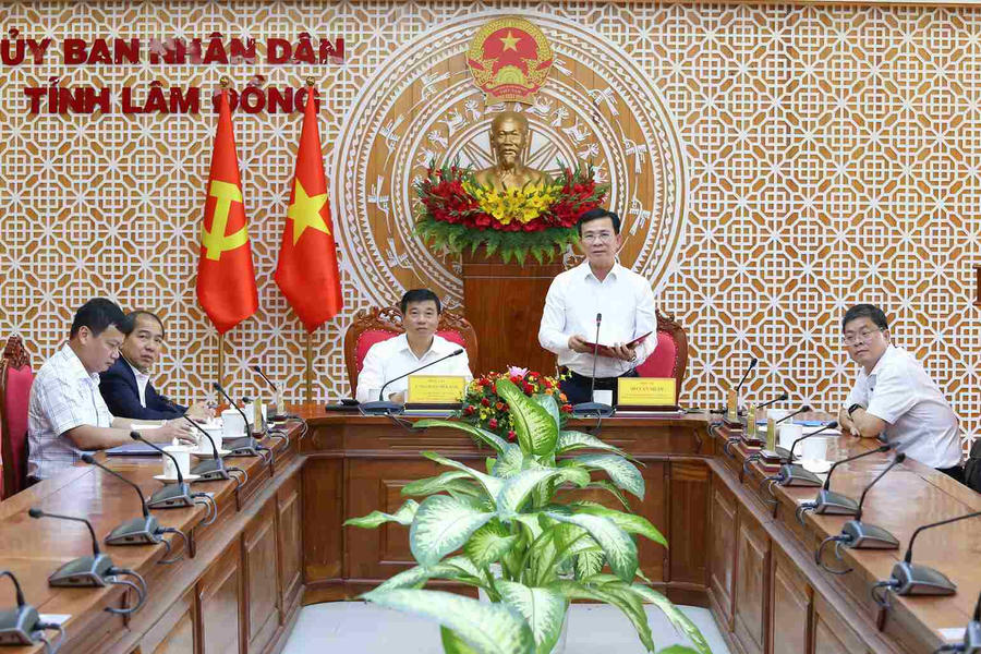Lãnh đạo tỉnh Lâm Đồng tham dự cuộc họp trực tuyến. Ảnh: Nguyễn Luân