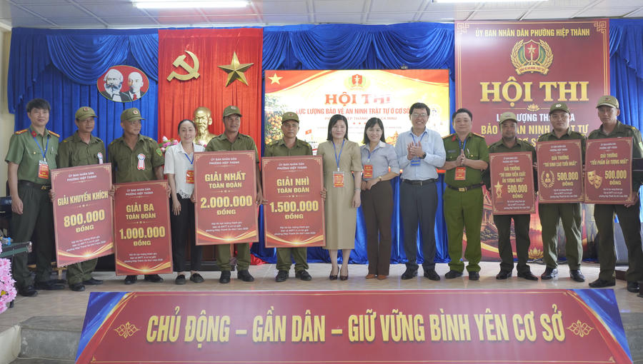 Đại biểu chụp ảnh lưu niệm cùng các đội thi và các thí sinh đạt giải phụ.