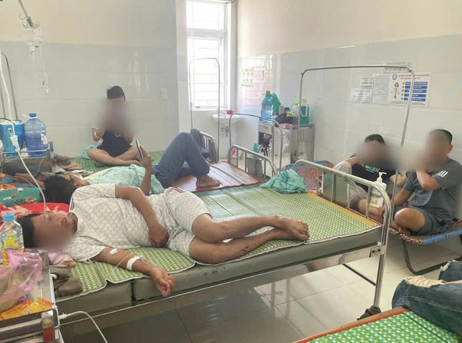 Nhiều người phải nhập viện vì nghi ngộ độc thực phẩm trong vụ việc. Ảnh: T.H