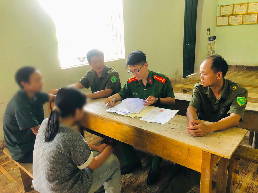 Công an cơ sở đã vận động, giải thích cho các em học sinh hiểu rõ các hành vi, thủ đoạn lừa đảo đi làm xa trên không gian mạng. (Ảnh: Công an Tuyên Quang).